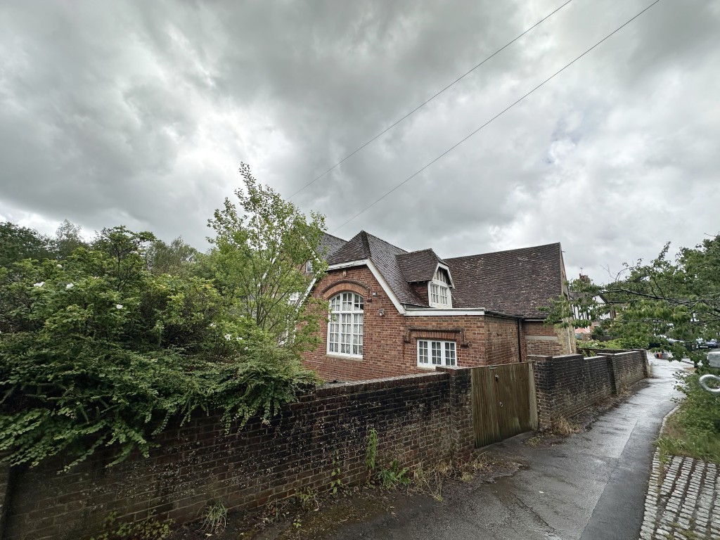 Lot: 145 - THREE-BEDROOM OLD SCHOOL UNIT WITH POTENTIAL - External